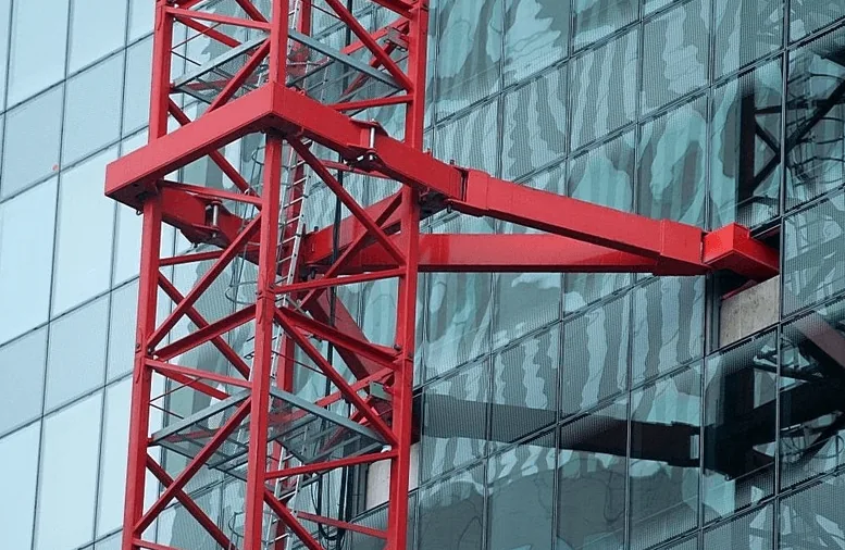 Ancrage d'une grue en façade